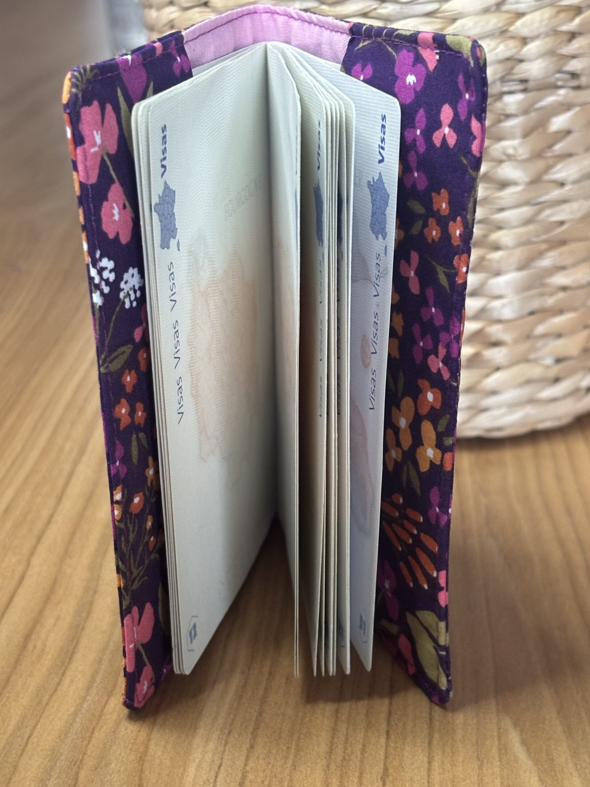 Protège-passeport fleuri violet en coton – Création artisanale française – Image 2