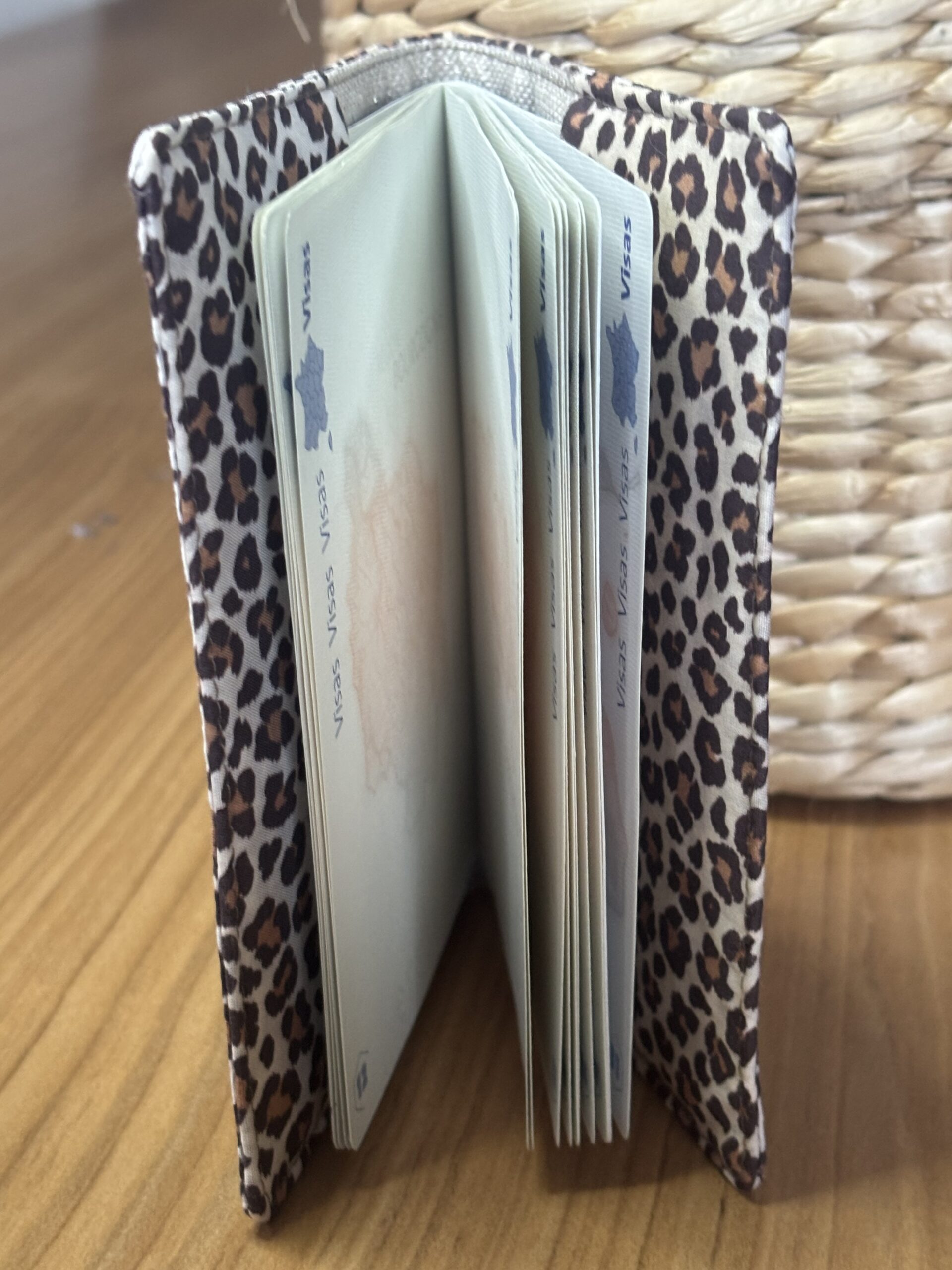 Protège-passeport léopard en coton avec bouche pailletée dorée – Création artisanale française – Image 2