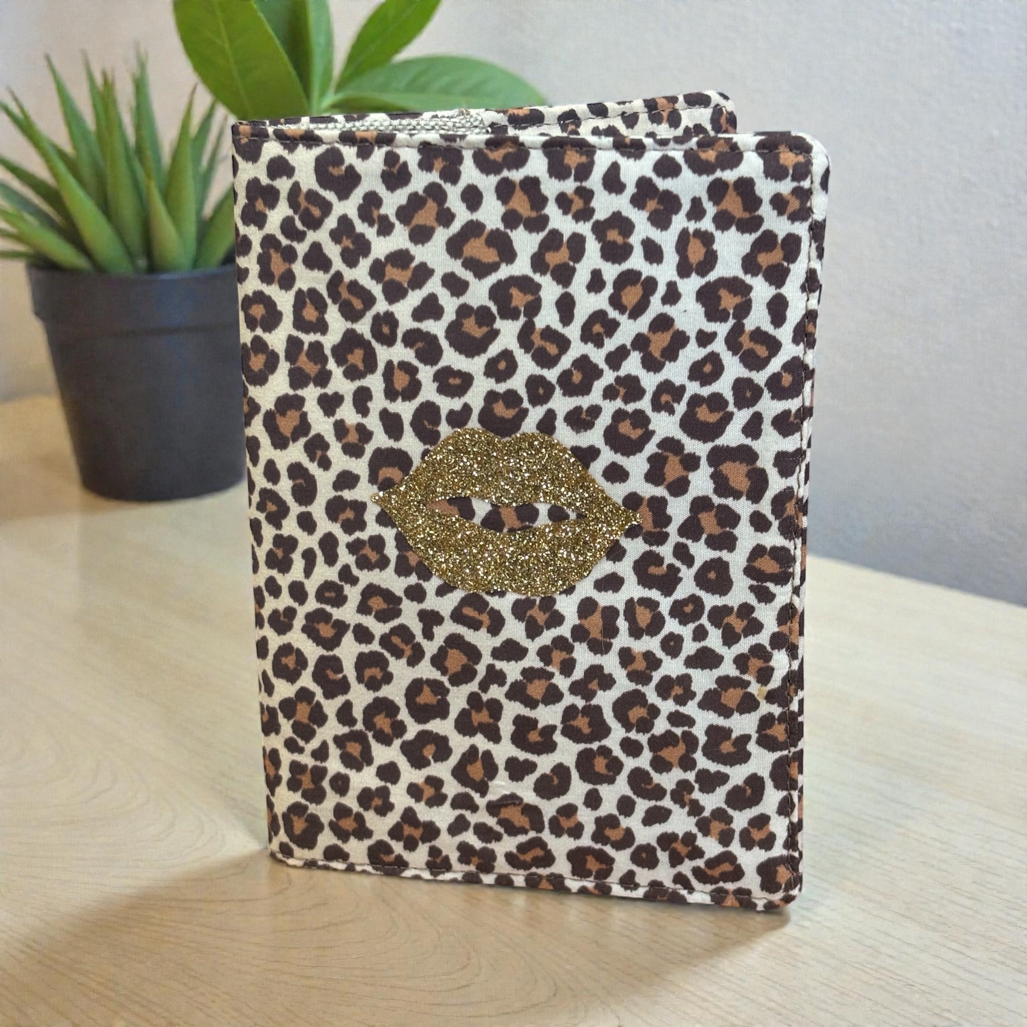 Protège-passeport léopard en coton avec bouche pailletée dorée – création artisanale française P’tite Poulette