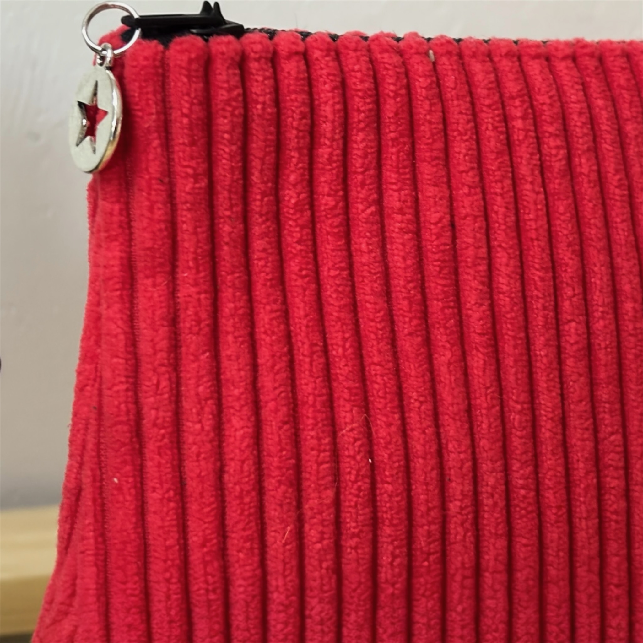 Trousse en velours côtelé rouge – Création artisanale française – Image 3