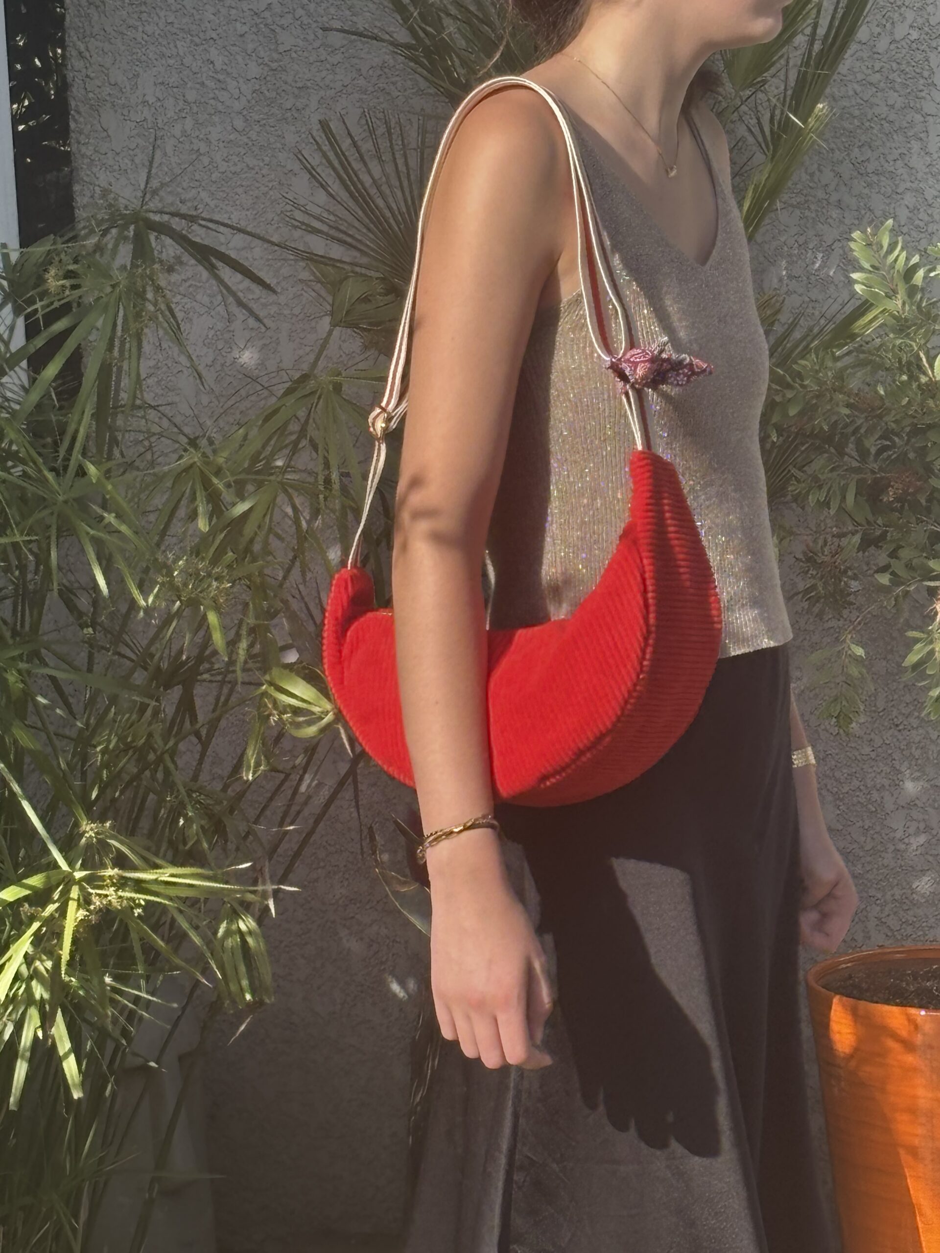 Sac lune en velours côtelé rouge– Création artisanale française – Image 4